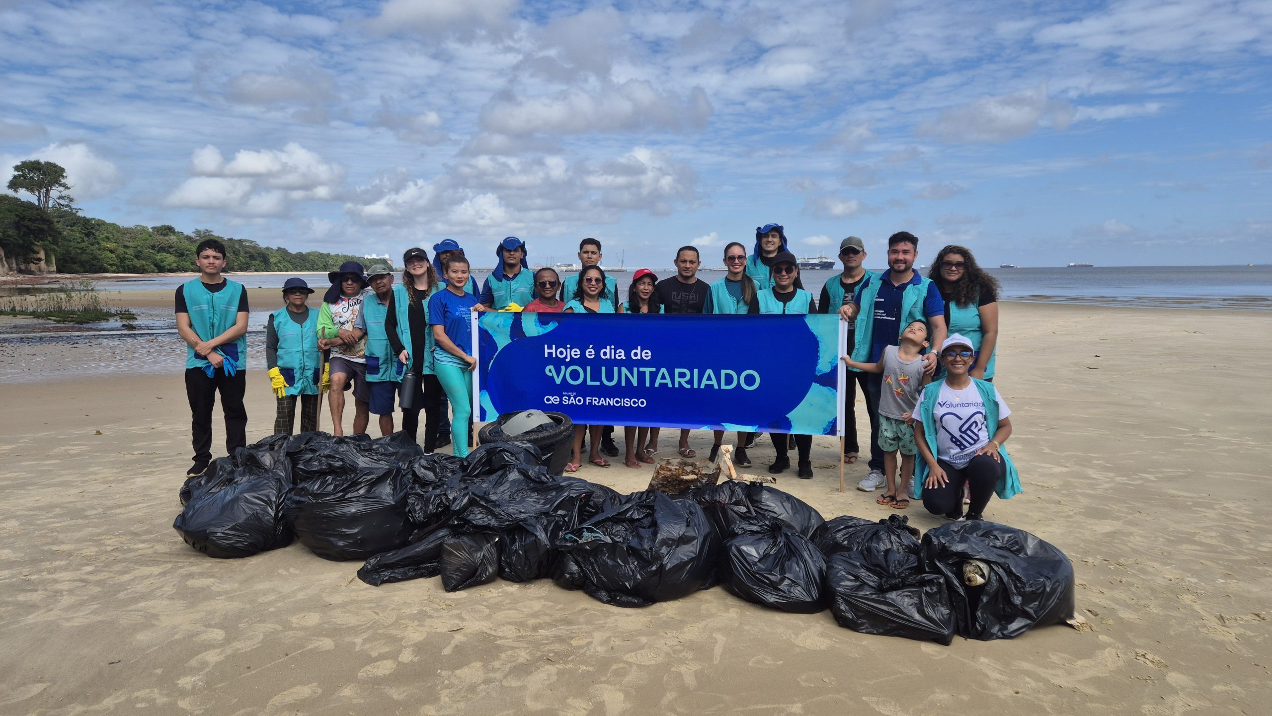 Praia de Barcarena recebe mutirão de limpeza, cuidado e conservação de grupo de voluntários